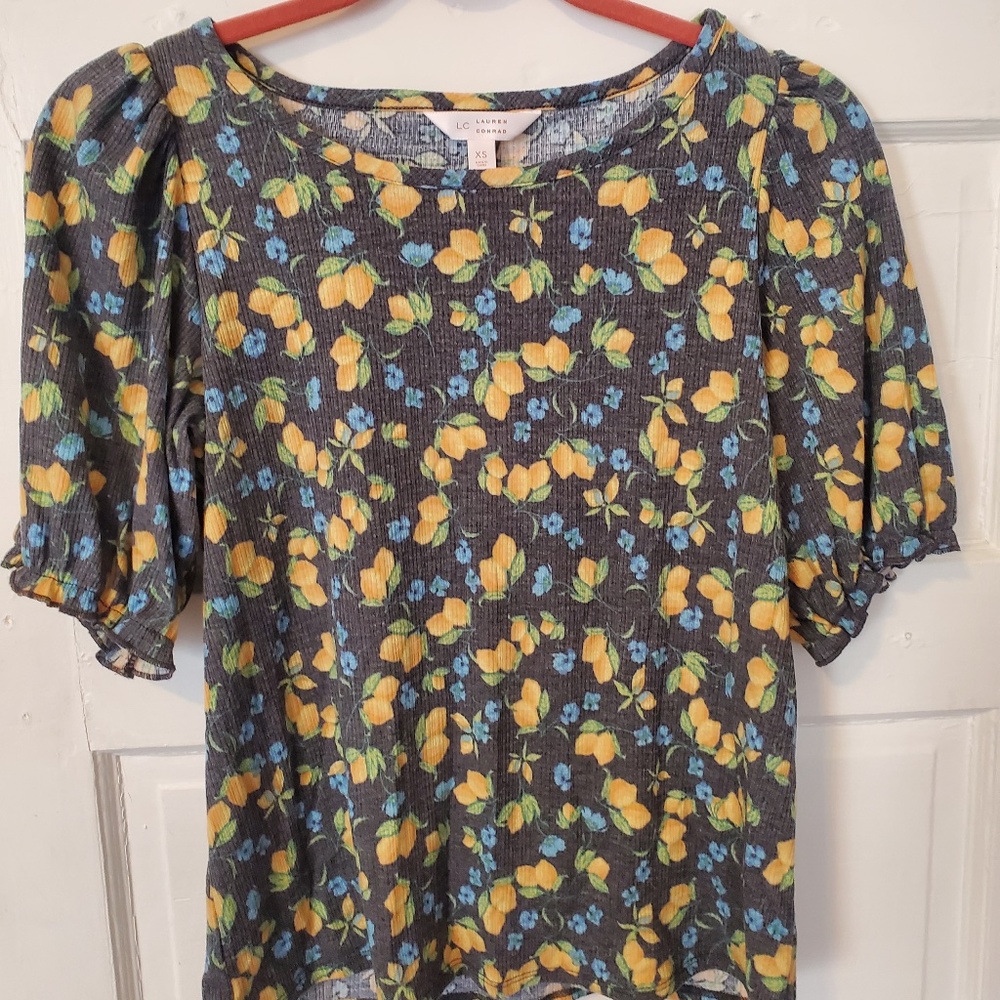 Lauren Conrad lemon print peasant shirt size XS, great condition